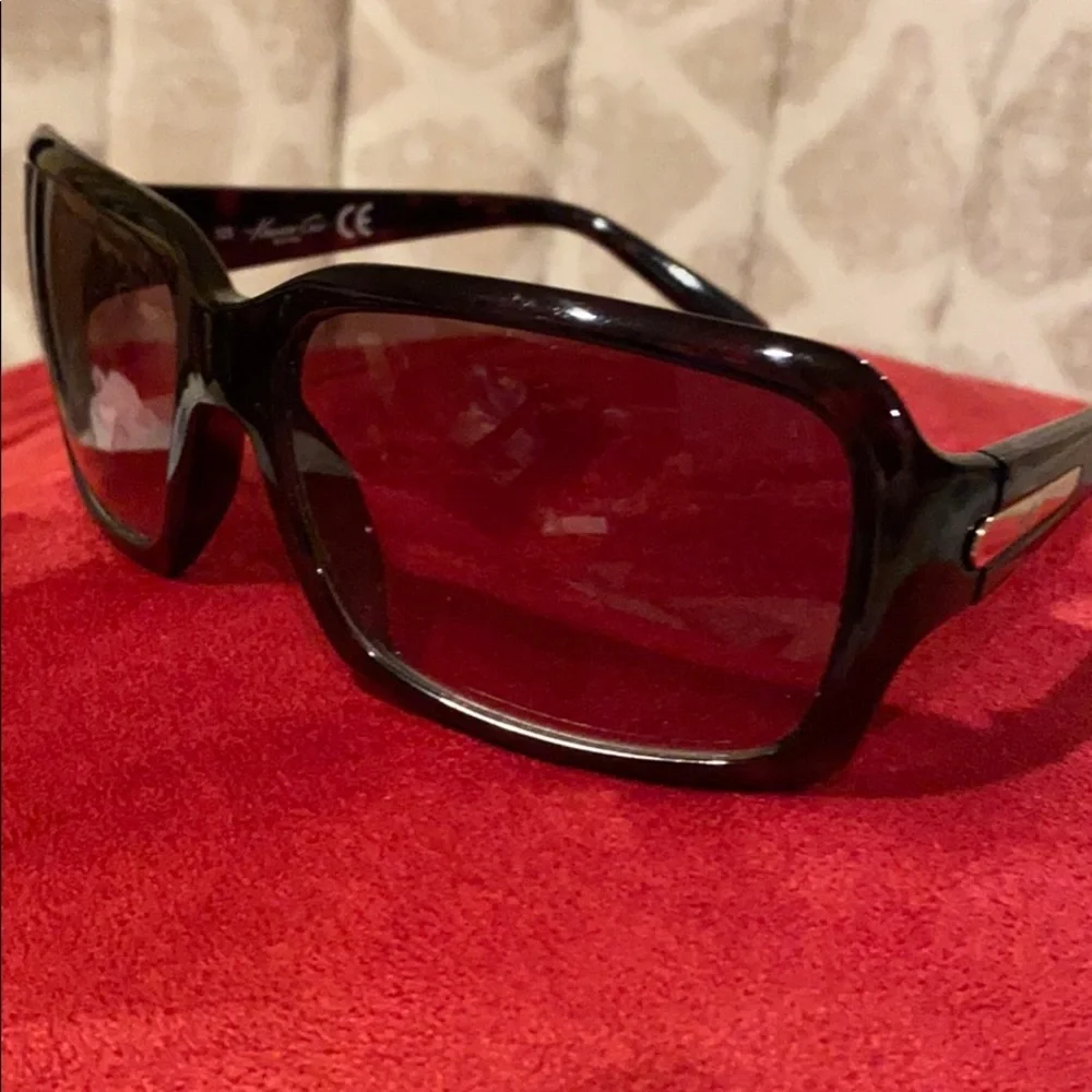 Black Square Frame Sunglasses - Picture 2 of 7